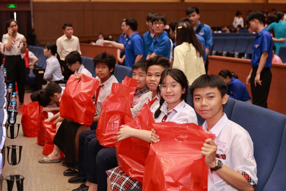 Gieo mầm yêu thương, ươm xuân cho hàng ngàn trẻ em