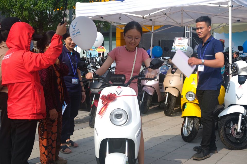 Rầm rộ chốt đơn cận Tết, “Đổi xăng lấy điện” giúp người dân tậu xe máy điện du xuân