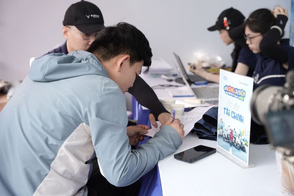 Rầm rộ chốt đơn cận Tết, “Đổi xăng lấy điện” giúp người dân tậu xe máy điện du xuân