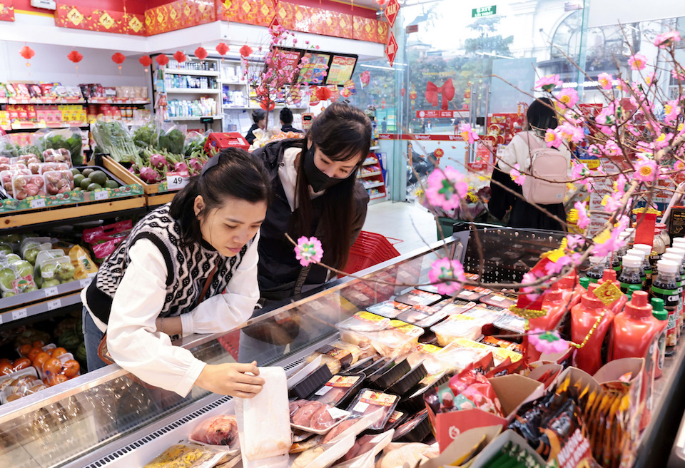 Không cần đi xa, Tết vẫn đủ đầy: Siêu thị mini hút khách mùa cao điểm