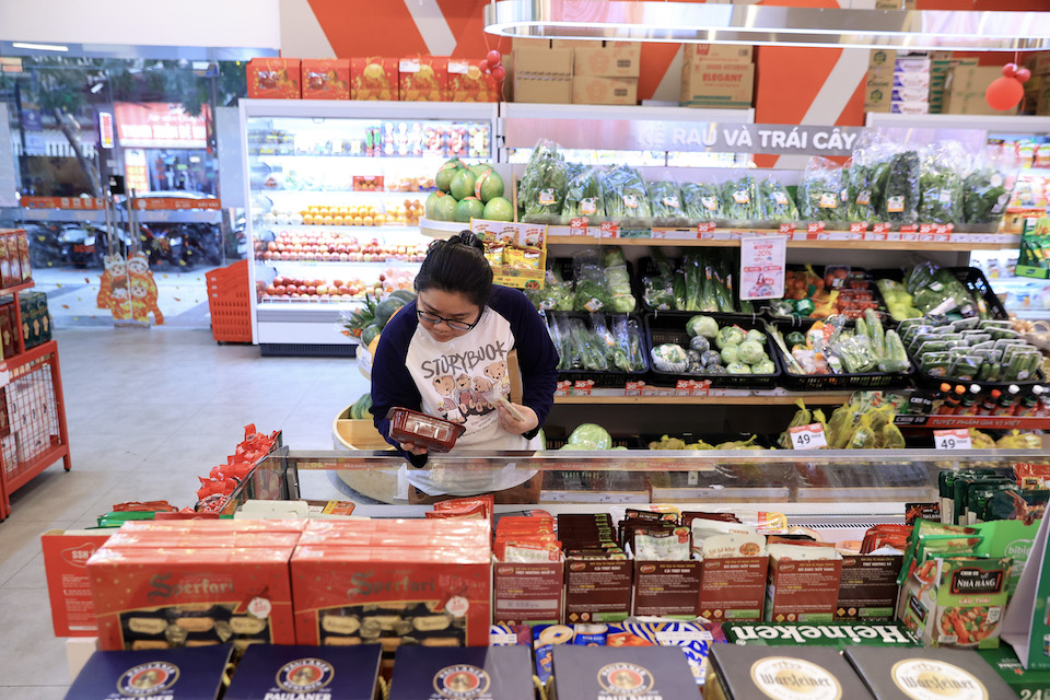 Không cần đi xa, Tết vẫn đủ đầy: Siêu thị mini hút khách mùa cao điểm