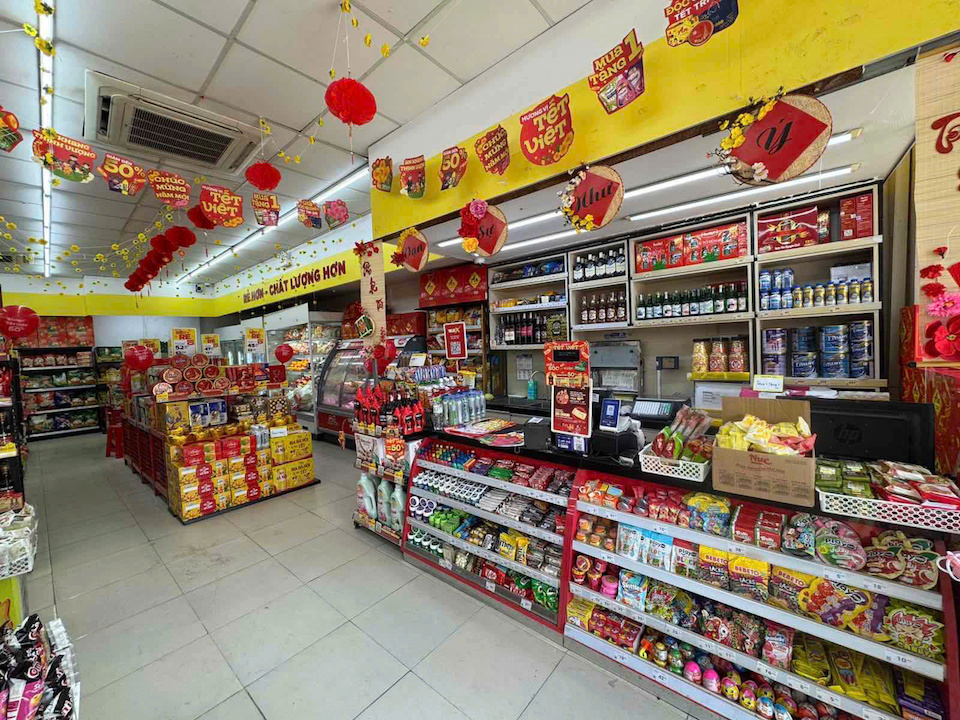 Không cần đi xa, Tết vẫn đủ đầy: Siêu thị mini hút khách mùa cao điểm