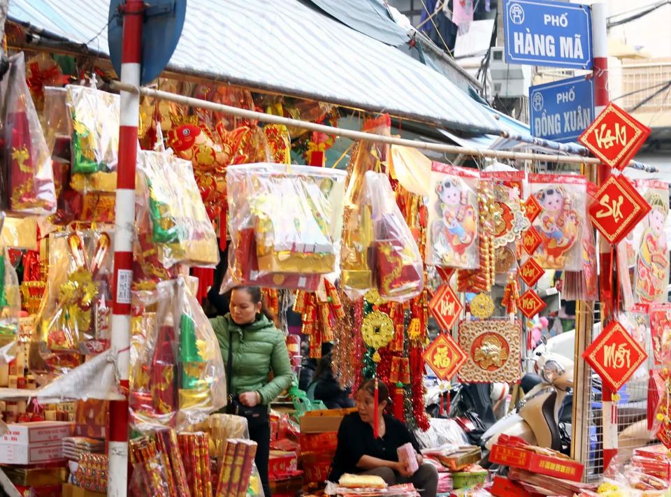 Hàng hóa Tết ông Công ông Táo không tăng giá nhưng vẫn ế ẩm