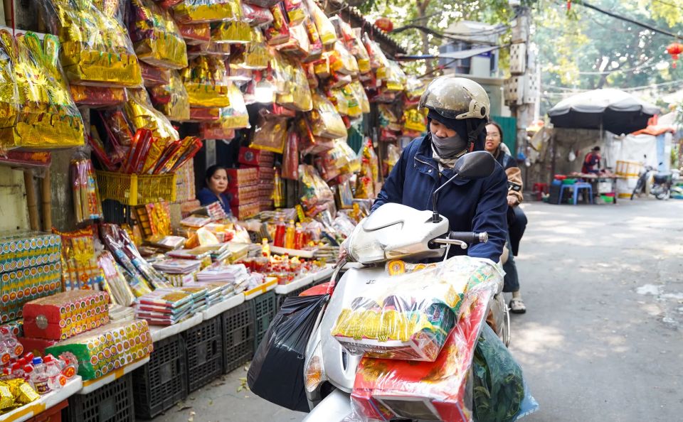 Hàng hóa Tết ông Công ông Táo không tăng giá nhưng vẫn ế ẩm