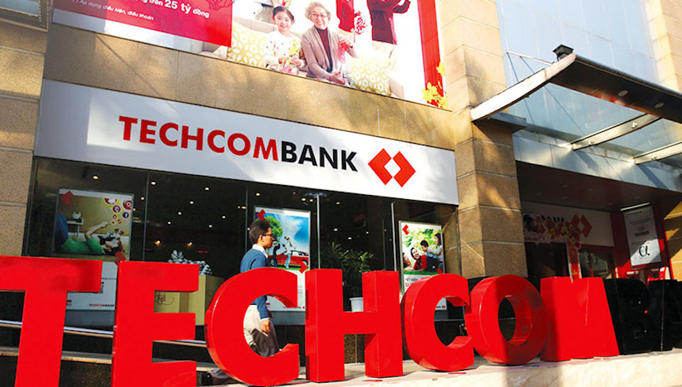 Techcombank và ABBank đồng loạt hạ lãi suất tiết kiệm từ đầu tháng 2/2026