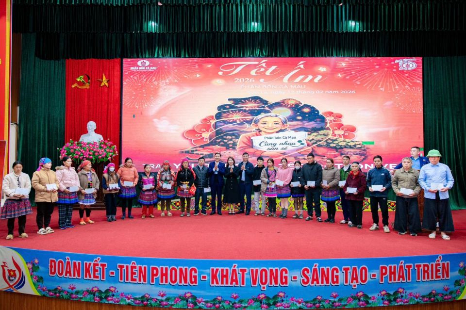 Phân Bón Cà Mau mang “Tết Ấm 2026” về với đồng bào vùng cao Vân Hồ