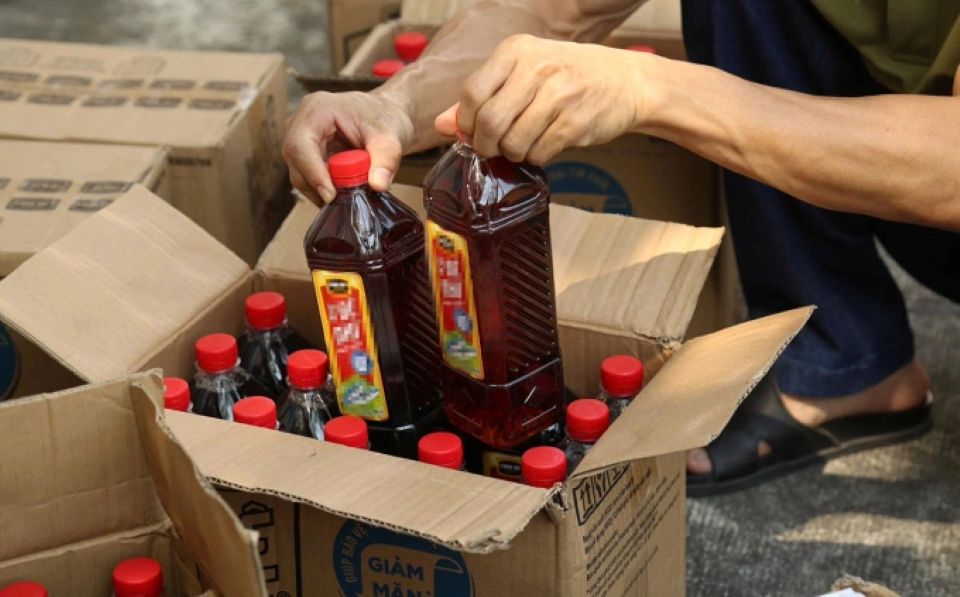 TP Hồ Chí Minh: Đột kích xưởng sản xuất hàng giả, thu giữ hàng tấn nguyên liệu trôi nổi