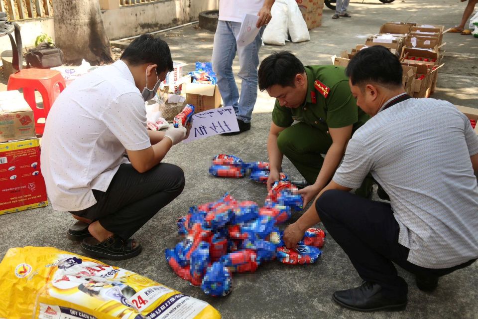 TP Hồ Chí Minh: Đột kích xưởng sản xuất hàng giả, thu giữ hàng tấn nguyên liệu trôi nổi