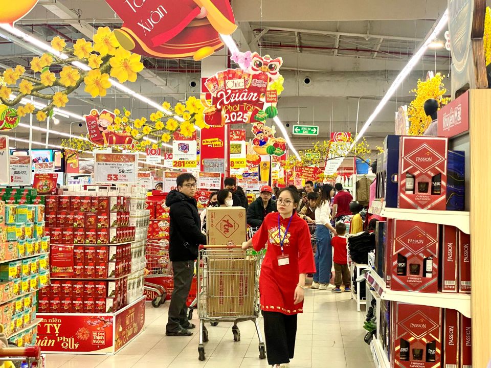 Thị trường mùng 2 Tết: Hàng hóa dồi dào, hệ thống bán lẻ hiện đại giữ nhịp giá cả