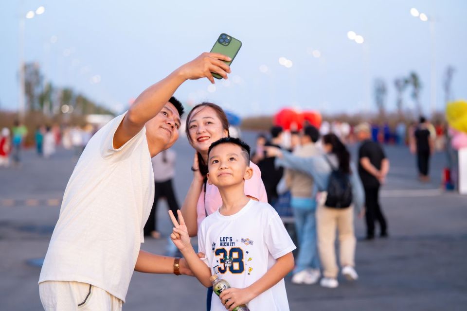 Đón Tết kiểu mới: Du xuân kết hợp xem đất, Cần Giờ tấp nập giao dịch đầu năm