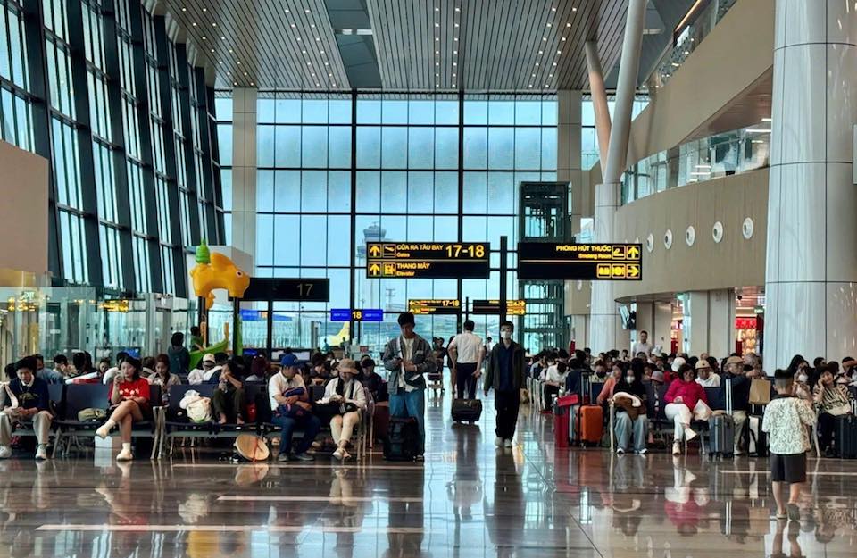 Tân Sơn Nhất mùng 6 Tết: 1.069 chuyến bay "cày" xuyên ngày đêm, khách phá kỷ lục 3 ngày liên tiếp