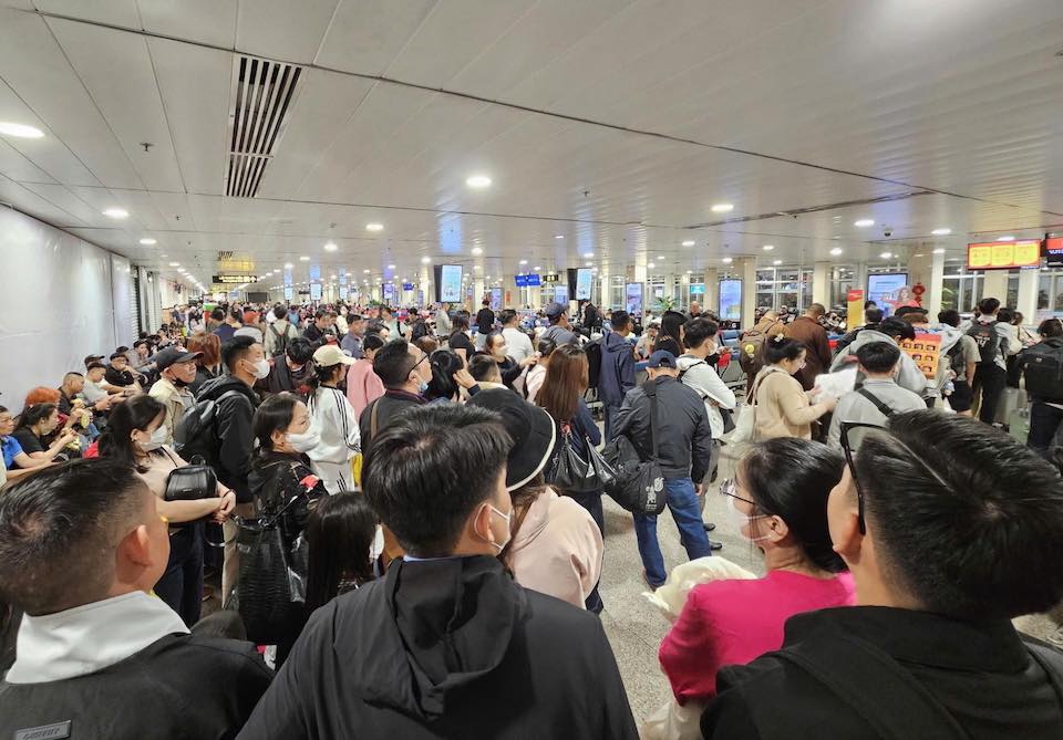 Tân Sơn Nhất mùng 6 Tết: 1.069 chuyến bay "cày" xuyên ngày đêm, khách phá kỷ lục 3 ngày liên tiếp