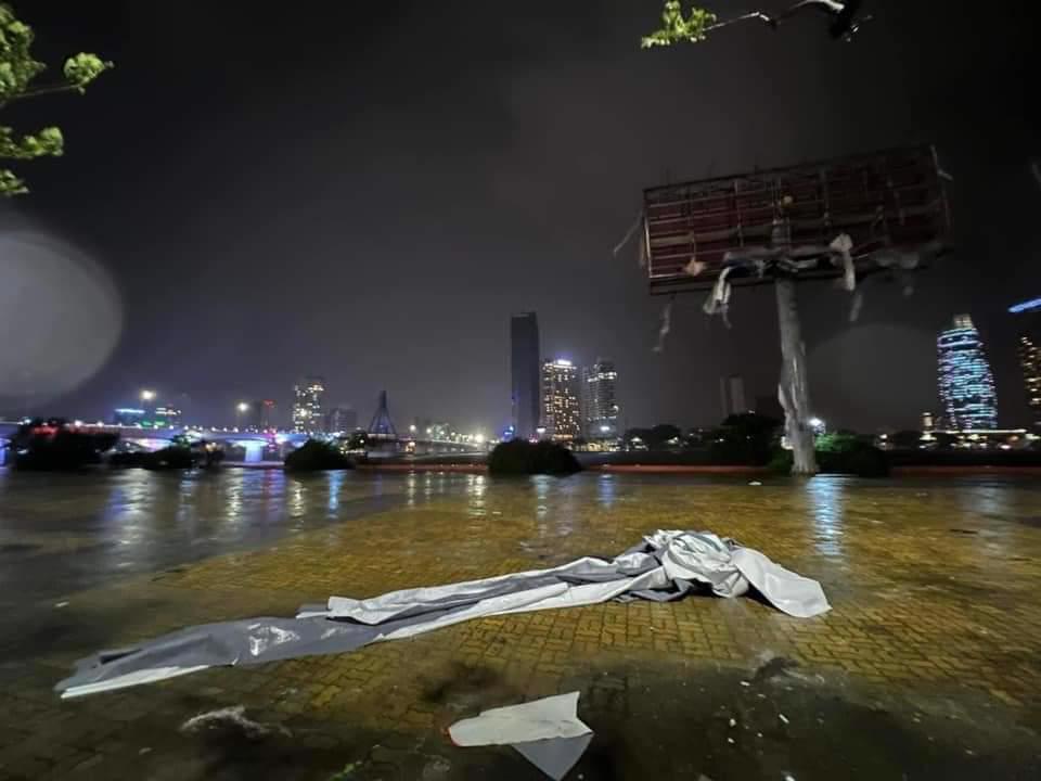 Một số biển quảng cáo tại Đà Nẵng bị gió quật tơi tả trong đêm 27/9/2022.
