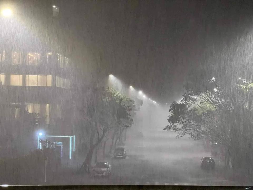 Mưa trắng trời trên đường phố ở Quảng Nam lúc 3 giờ 30 sáng 28/9. Ảnh: Công Sáng