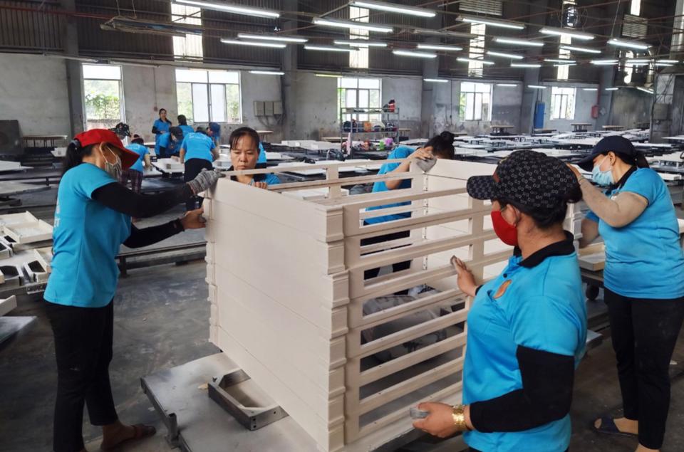 Công ty TNHH Ngũ Lâm Việt (TP Biên Hòa) hiện hơn một nửa công nhân nghỉ việc do đơn hàng sản xuất đồ gỗ bị cắt giảm (ảnh: tháng 11/2022).