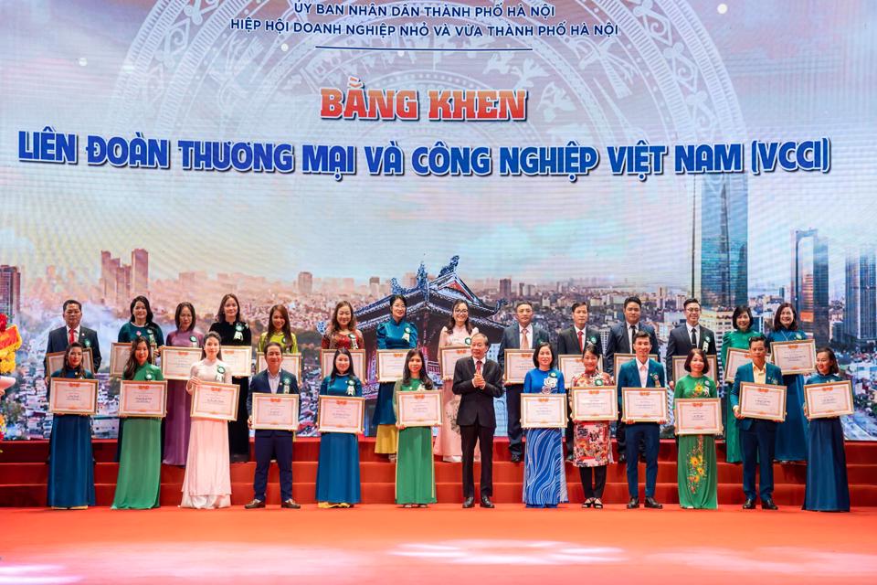 Các doanh nghiệp nhận vinh danh của VCCI. Ảnh: Khắc Kiên