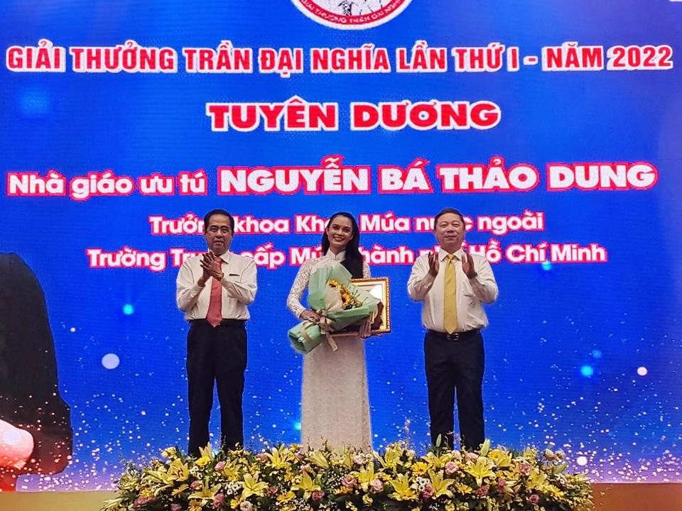 Phó Chủ tịch UBND TP Hồ Chí Minh Dương Anh Đức (bên phải) cùng Phó Giám đốc Sở LĐTB&XH Nguyễn Văn Lâm trao chứng nhận Giải thưởng Trần Đại Nghĩa cho Nhà giáo ưu tú Nguyễn Bá Thảo Dung. 