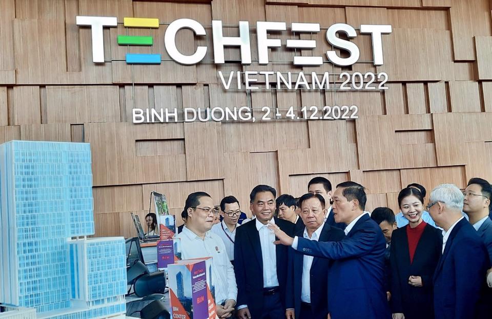 Các đại biểu tham quan triển lãm Techfest 2022 tại Bình Dương.