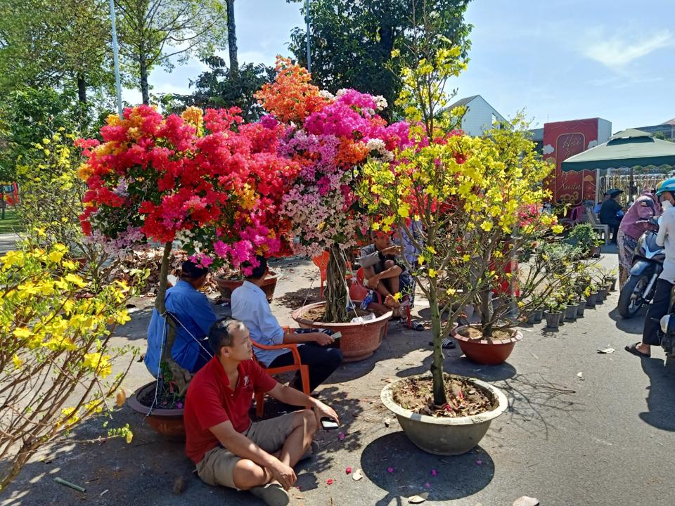 Nhiều nghệ nhân trồng hoa và buôn hoa ngồi giữa nắng trưa mong khách hàng đến mua hoa, chủ hoa bán hết ngày cuối năm.