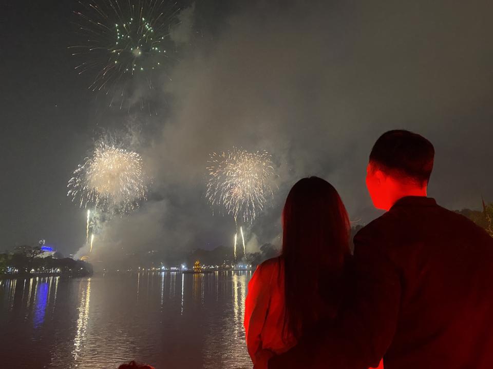 Người dân xem pháo hoa trên cầu Thế Húc. Ảnh: Duy Khánh