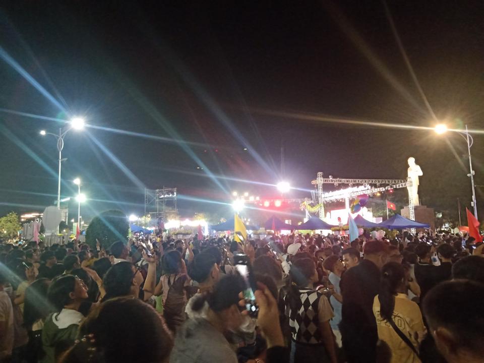 Người dân TP Sa Đéc tập trung rất đông về quảng trường Bác Hồ để xem bắn pháo hoa. Ảnh: Hữu Tuấn