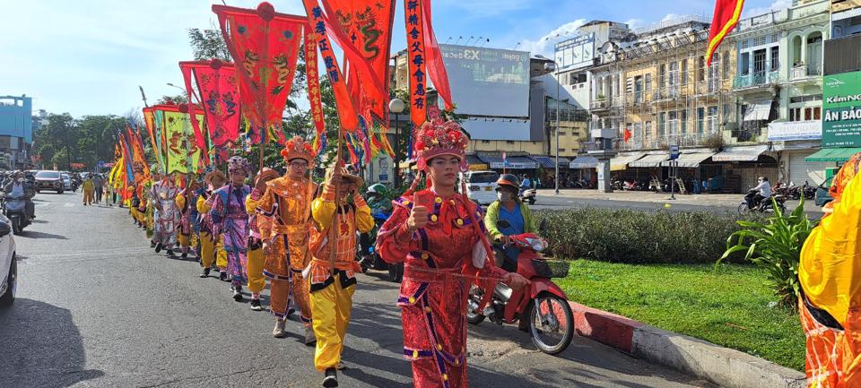 Đoàn diễu hành của Hội La Cổ Sư Trúc Hiên trong Tết Nguyên tiêu.