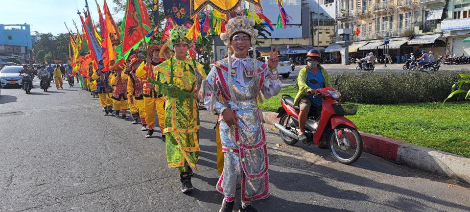Đoàn diễu hành trong trang phục rực rỡ đầy màu sắc. 