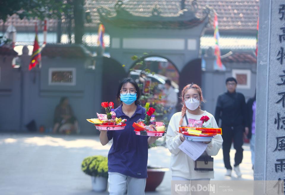 Gần ngày Valentine, giới trẻ rủ nhau đi chùa Hà cầu duyên - Ảnh 1