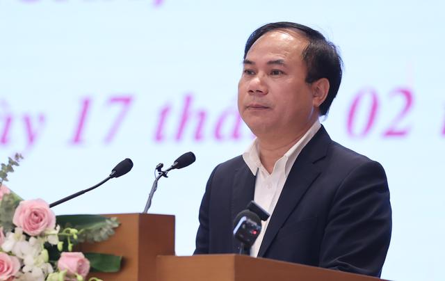 Thứ trưởng Bộ Xây dựng Nguyễn Văn Sinh trình bày báo cáo về thị trường BĐS.