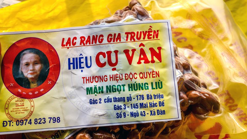 Sản phẩm lạc rang thương hiệu Cụ Vân đã được Cục Sở hữu trí tuệ cấp thương hiệu độc quyền. Ảnh: Hoài Nam