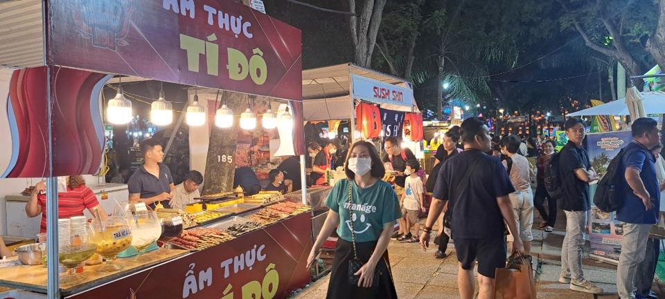 Ngoài những gian hàng giới thiệu ẩm thực của các tỉnh, phía TP Hồ Chí Minh cũng có những thương hiệu ẩm thực tham gia ngày hội du lịch.