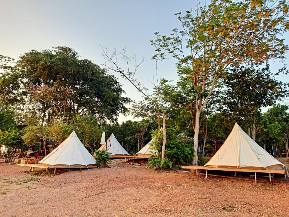 Các căn lều bạt dựng lên tại một điểm du lịch sinh thái được cho là vi phạm vào hành lang bảo vệ mức nước lòng hồ Trị An, thuộc xã Mã Đà.