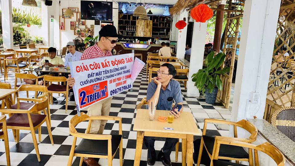 Anh Thanh Huy đến các quán cà phê giới thiệu sản phẩm bất động sản do mình sở hữu. Ảnh: Trung Nhân.