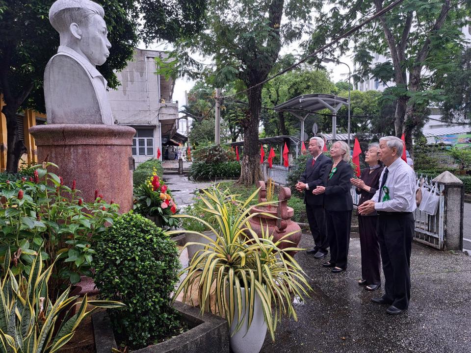 Nguyên lãnh đạo ban, ngành TP Hồ Chí Minh thành kính trước di tượng Cố Tổng Bí thư Trần Phú (ảnh: Tân Tiến)