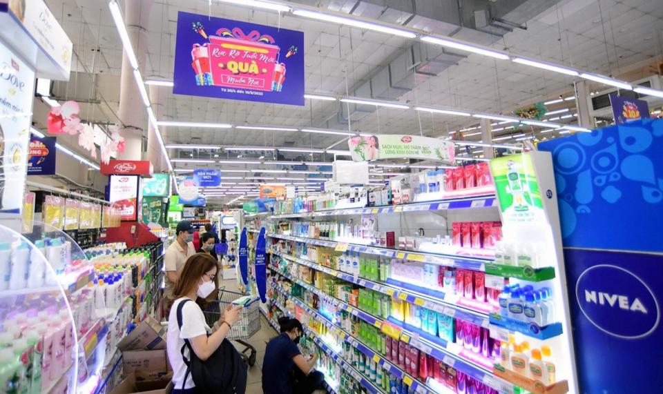 Người tiêu dùng mua hàng khuyến mại giảm giá tại siêu thị Co.op Mart. Ảnh: Hoài Nam
