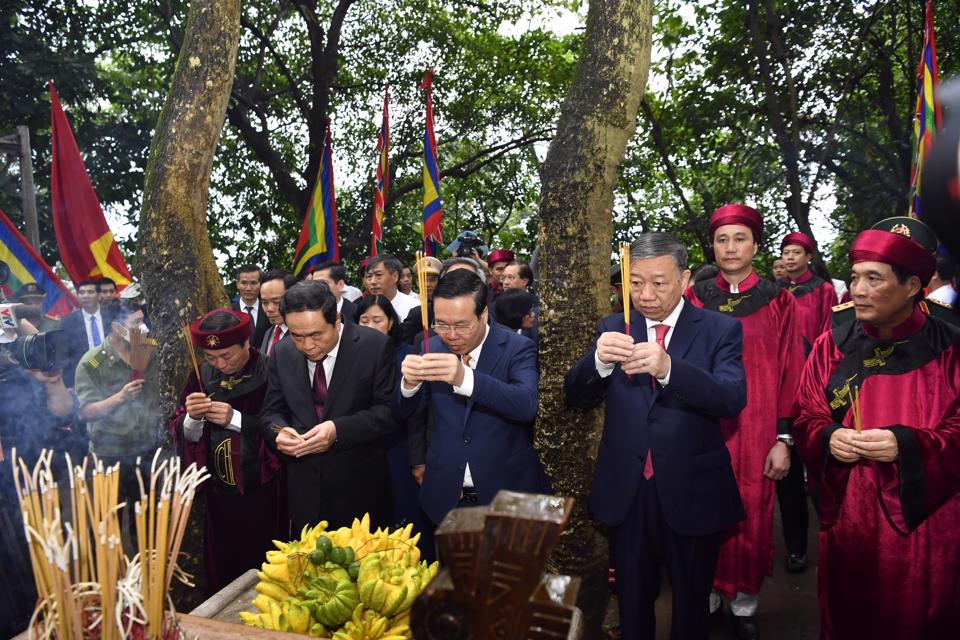 Chủ tịch nước Võ Văn Thưởng cùng nhiều đồng chí lãnh đạo cấp cao của Đảng, Nhà nước, Mặt trận Tổ quốc Việt Nam, tỉnh Phú Thọ dâng hương tưởng niệm