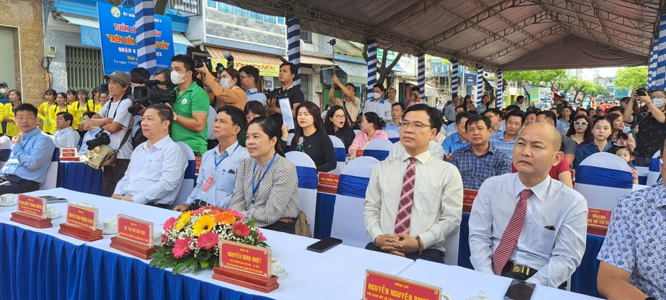 Phó Chủ tịch UBND TP Hồ Chí Minh Dương Anh Đức (ngồi thứ 2 từ trái sang) cùng lãnh đạo sở ngành tại lễ khai mạc tuần lễ trái cây “Trên bến dưới thuyền” năm 2023.