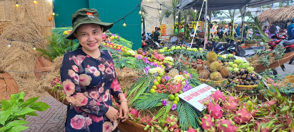 Chị Mai Thị Thu Huyền, nhà ở phường 15, quận 8 cho biết, tiểu cảnh những chiếc ghe chở đầy trái cây rất đẹp.