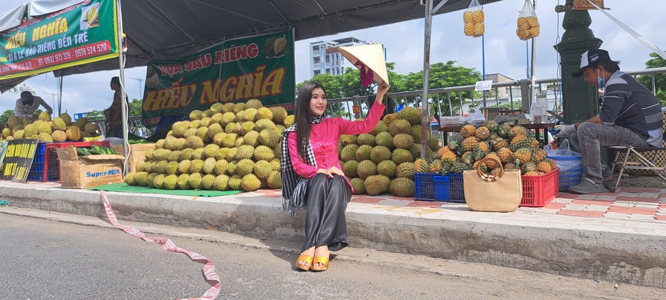 Mỹ nữ làm dáng bên 1 gian hàng sầu riêng.