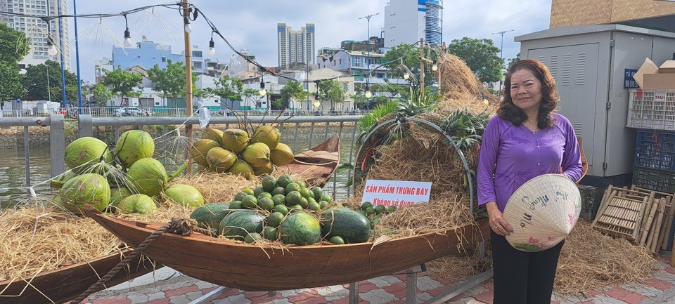 Bà Nguyễn Thị Ngọc Hạnh, nhà ở tận phường 2, quận 8 cũng đến tham dự sự kiện tuần lễ trái cây.