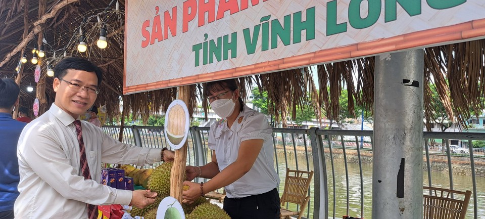 Sầu riêng tại tuần lễ trái cây rẻ hơn ngày thường, nên Phó trưởng Ban Văn hóa – Xã hội HĐND TP Hồ Chí Minh Nguyễn Minh Nhựt ghé mua.