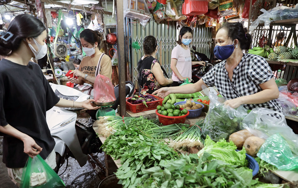 Người tiêu dùng mua hàng hóa tại chợ Kim Liên (Đống Đa). Ảnh: Hoài Nam