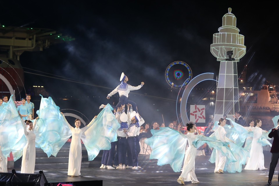 Chương trình còn có những câu chuyện về hành trình xây dựng lực lượng Hải quân Nhân dân Việt Nam và hình ảnh những ngư dân bám biển trở thành phòng tuyến quan trọng để bảo vệ chủ quyền. Đồng thời mở ra hướng đi mới về phát triển kinh tế biển trong thời đại kinh tế mở và hội nhập toàn cầu.