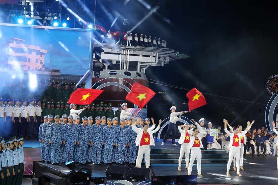 Trên nền âm nhạc hào hùng, ánh sáng rực rỡ, chương trình đã khép lại cùng hình ảnh lá cờ Tổ quốc trên các tàu cá của ngư dân, lễ chào cờ trên các giàn khoan dầu khí, nhà giàn DK1, tàu hải quân, cảnh sát biển, kiểm ngư, công an, hình ảnh các đảo, kiều bào về thăm biển đảo… Tất cả sẽ tạo nên một cảm xúc lắng đọng về tình yêu biển.