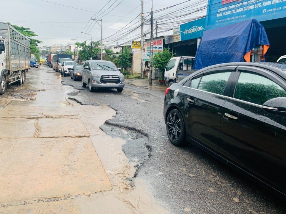 Cả những đoạn lề đường dài bị sạt lở trên đường Hoàng Văn Bổn, sau gần 4 tháng duy tu con đường.