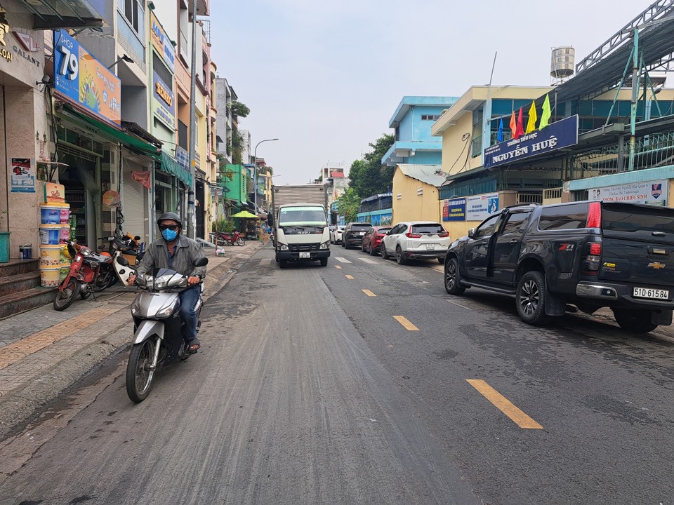 Đường Bình Tây (phường 1, quận 6) thường xuyên ngập nước 2 lần/tháng, nhưng vẫn có mức thu phí 18.600 đồng/m2/tháng. Ảnh: Tân Tiến.