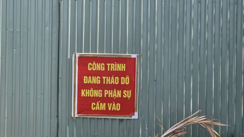 Bên ngoài công trình được treo bảng không phận sự cấm vào. (Ảnh Hữu Tuấn)