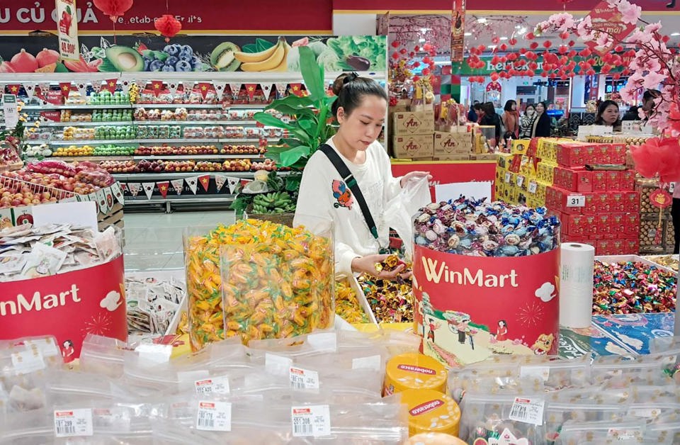 Người tiêu dùng mua hàng Tết tại siêu thị Winmart. Ảnh: Hoài Nam