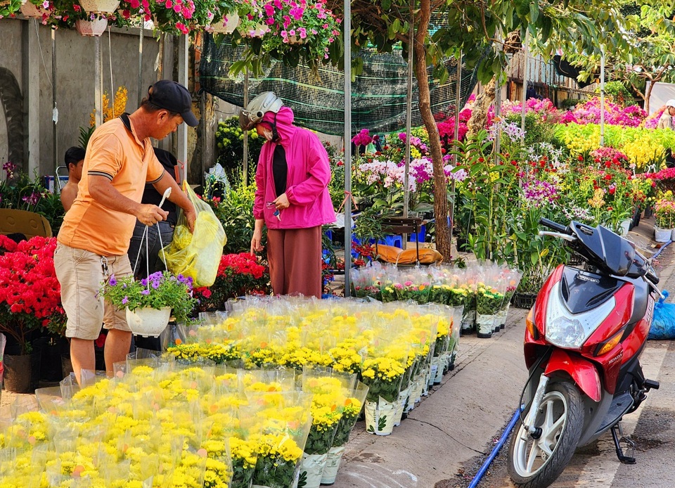 Chủ các tiệm hoa liên tục chốt đơn