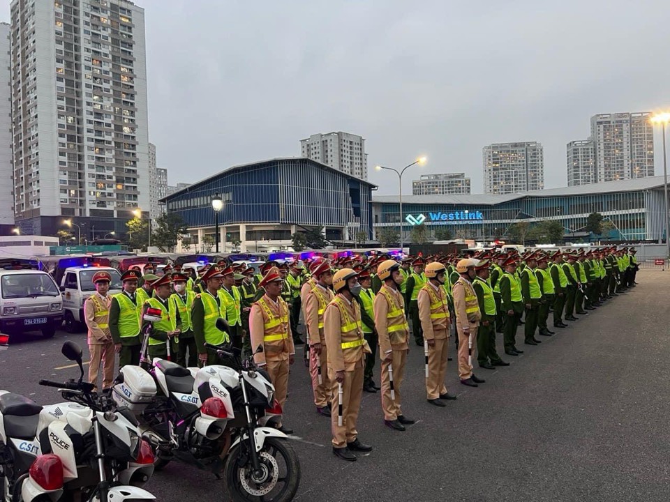 Công an quận Tây Hồ đồng loạt triển khai các biện pháp nghiệp vụ, ra quân bảo đảm tuyệt đối an ninh, an toàn Lễ hội ánh sáng “Rực rỡ Thăng Long” và chương trình bắn pháo hoa tầm cao. Đồng thời xử lý nghiêm khắc đối với các trường hợp đốt pháo trái phép, kinh doanh quá giờ quy định tối 30 Tết Nguyên đán Giáp Thìn (ảnh Công Trình).